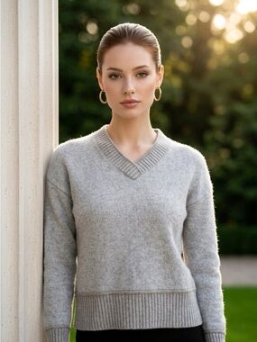 2246 - KINROSS CASHMERE - Luxurious 100% Cashmere V-Neck Sweater in Light Gray